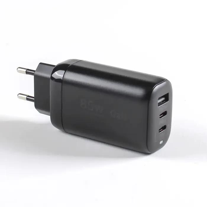 Un système de charge super rapide à trois ports avec une puissance totale de 85 W, adapté aux ordina