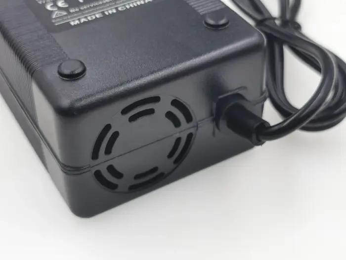 Chargeur de Batterie Intelligent 42V 4A pour Batteries Li-ion 10S Polyvalent et Sécurisé Occasions Spéciales Utilisation Photographique et Voyage