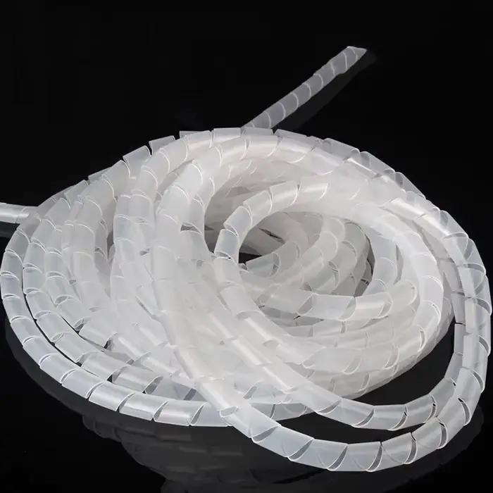 Gaine spirale en PE polyéthylène flexible et résistante pour la gestion des câbles et la protection des fils dans diverses applications techniques et décoratives