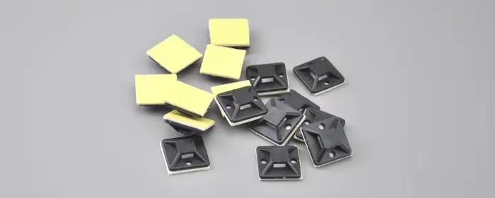 Supports de câble auto-adhésifs multi-couleurs pour un espace de travail bien organisé et esthétiquement agréable